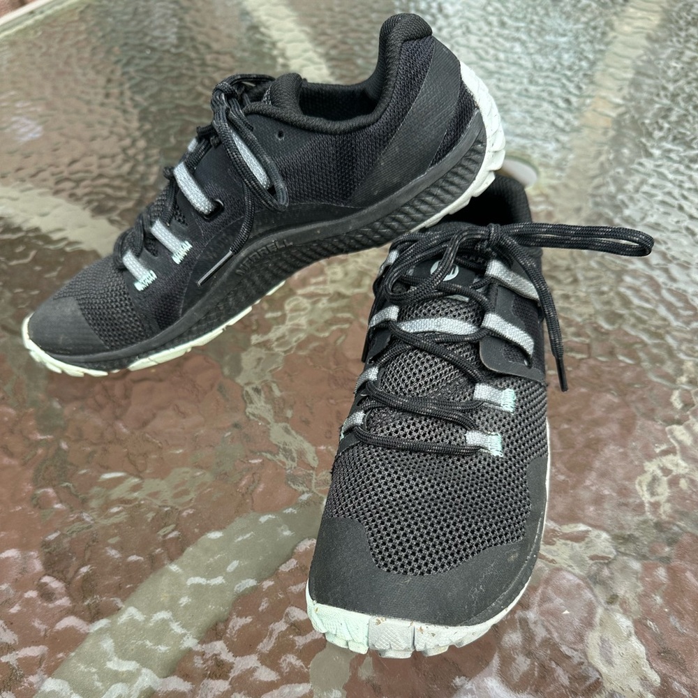 Black Merrell Woman’s Size 9 Sneakers in great condition! Trail runner style!